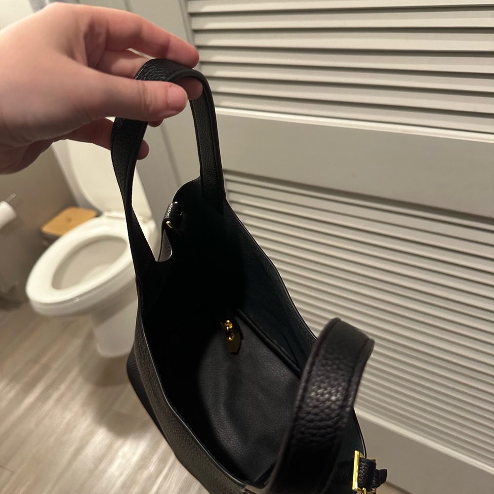 Elegant Black Leather Tote Bag - Picture 3 of 3